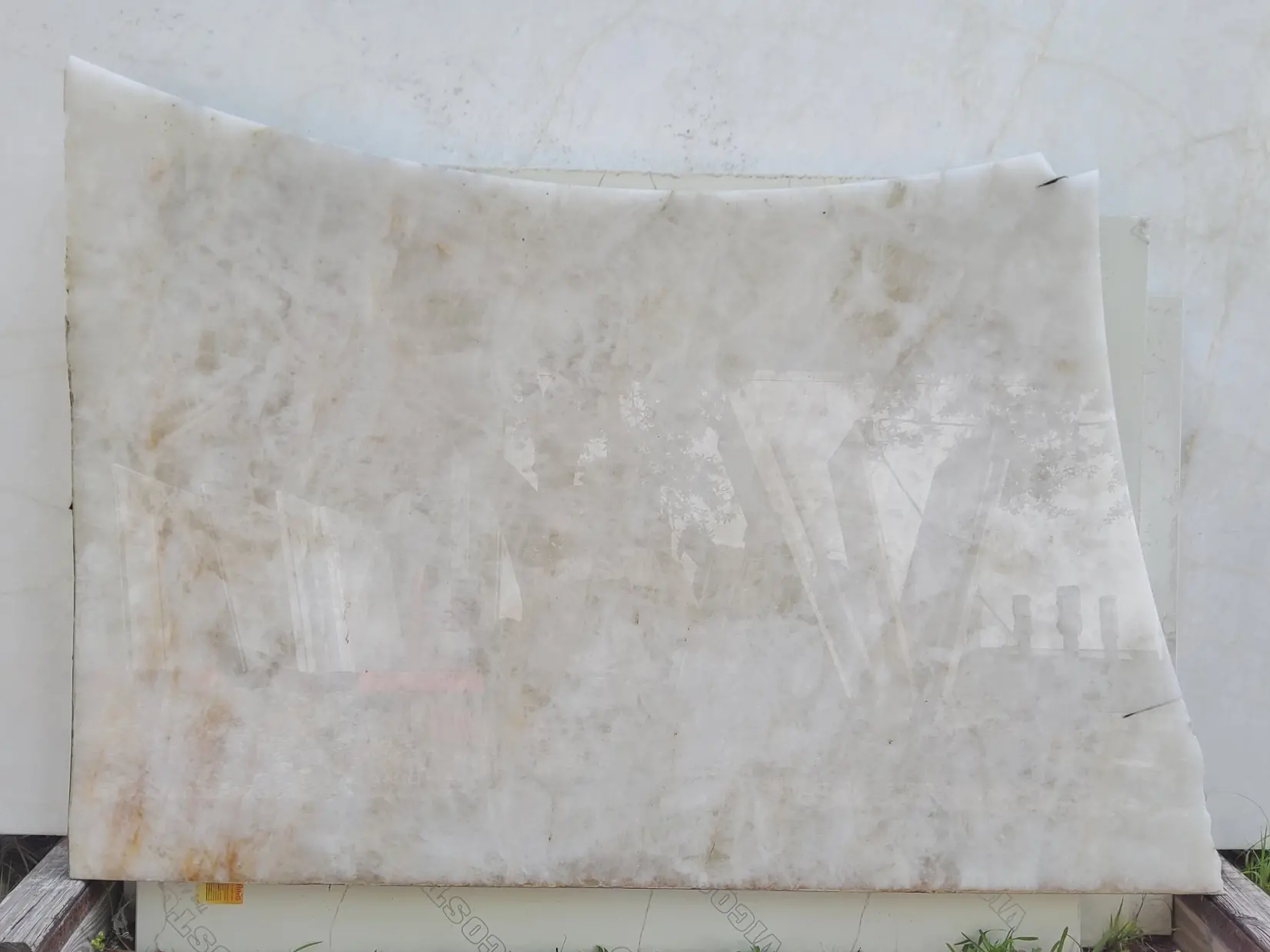 CRISTALLO EXTRA EXTRA · CRISTALLO · 3 cm · — · 61" x 41 1/2"