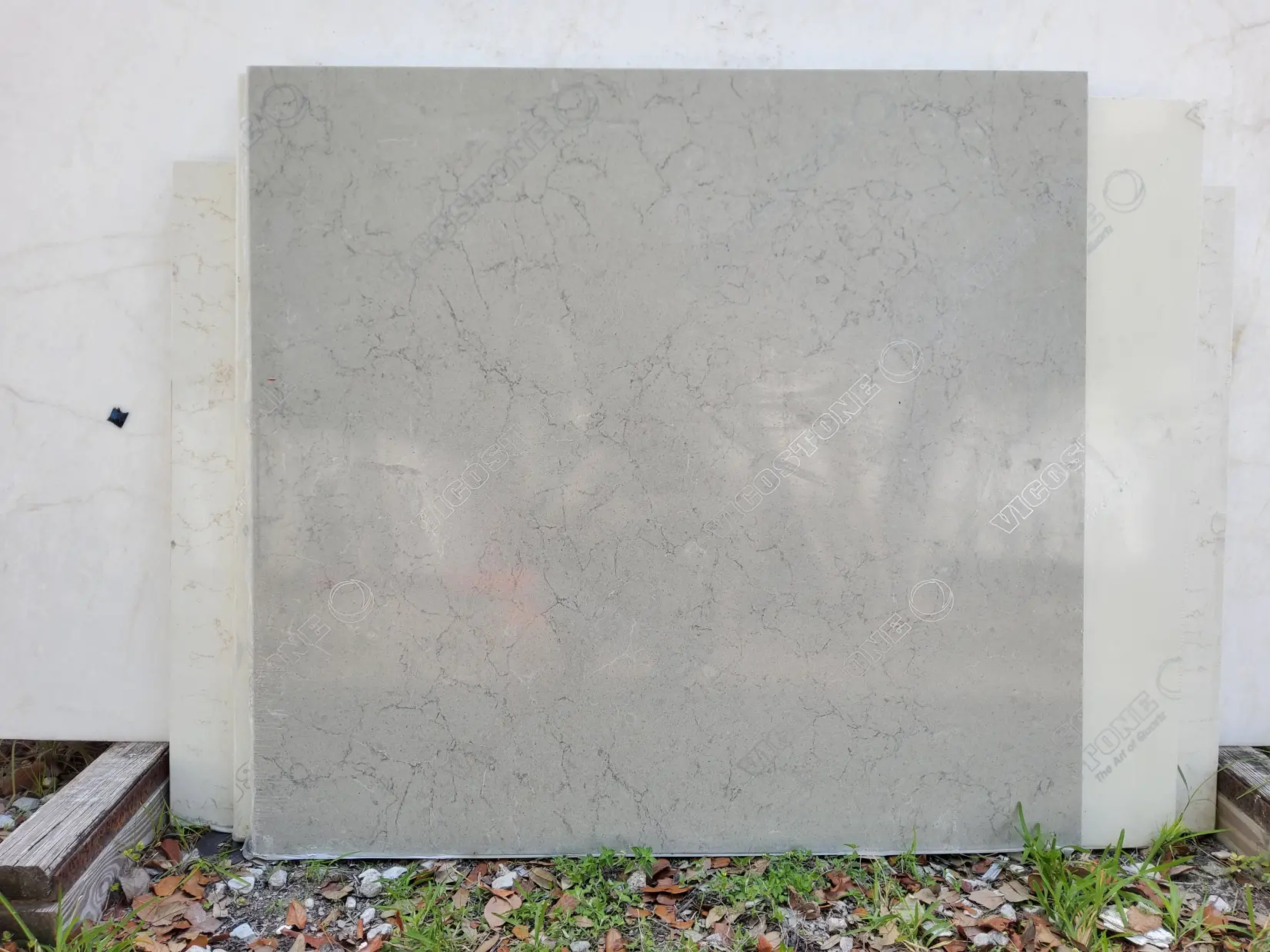 VALLEY GREY · Quartz · 2 cm · — · 49 3/4" x 46 3/4"