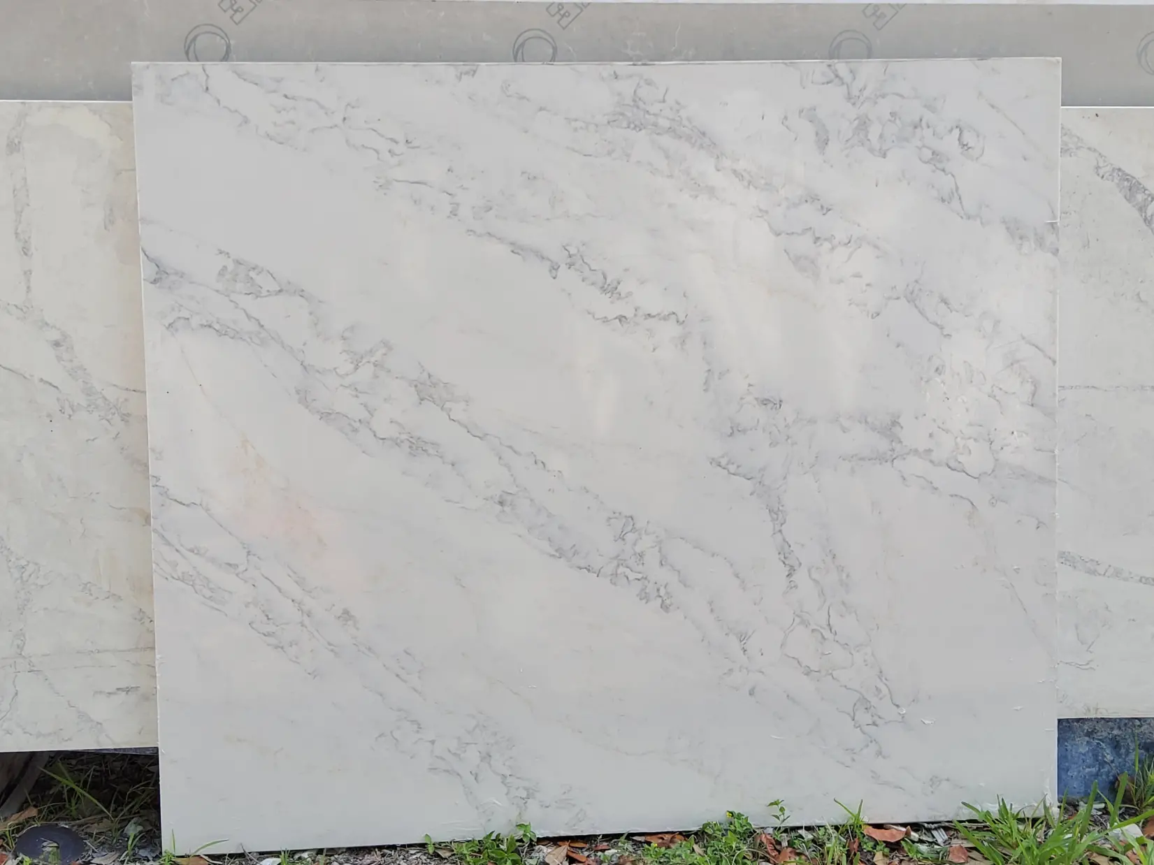 ARCADIAN · Quartz · 3 cm · — · 46 1/2" x 39 1/2"