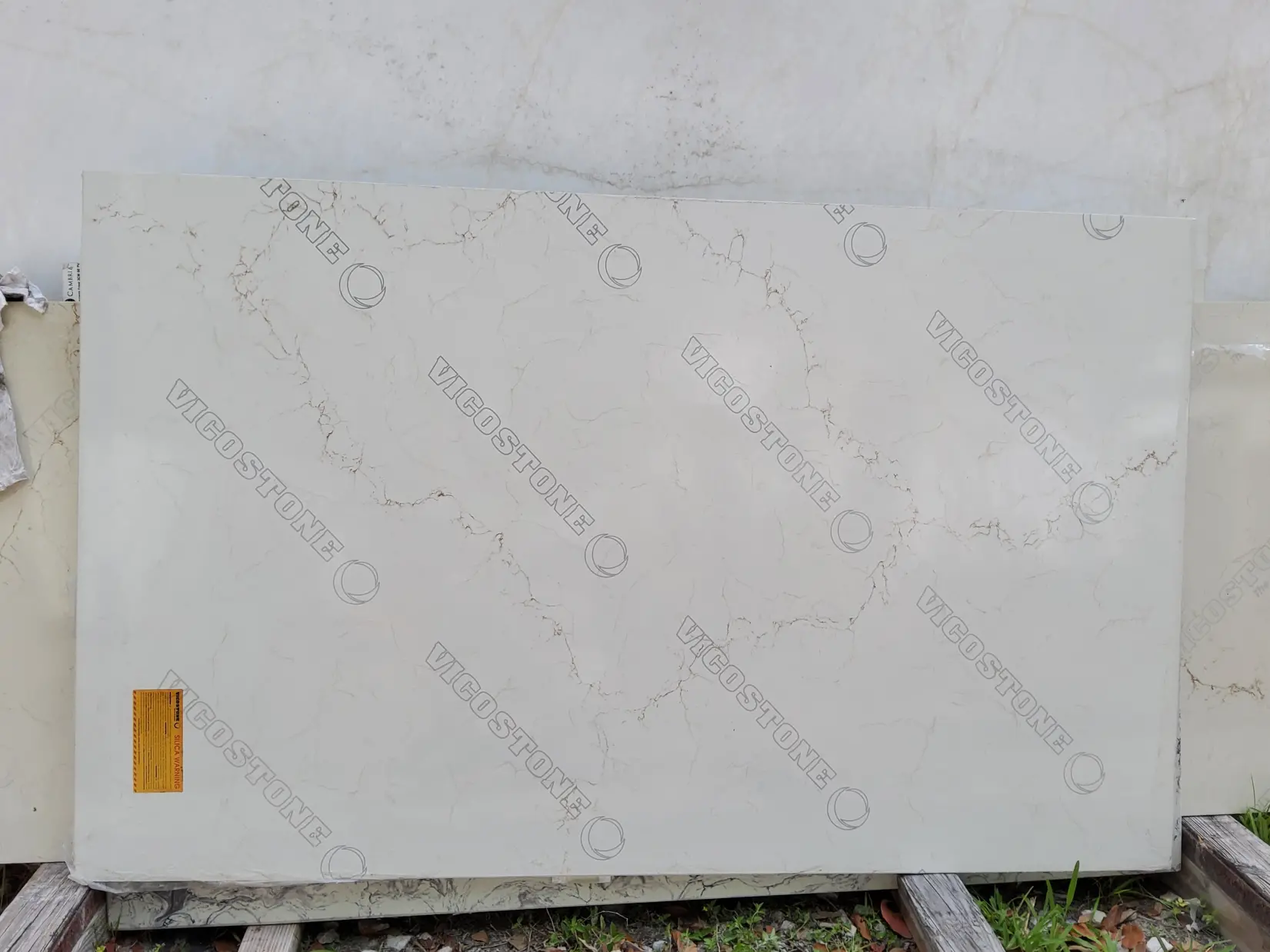 MISTERIO GOLD · Quartz · 3 cm · — · 65" x 40"