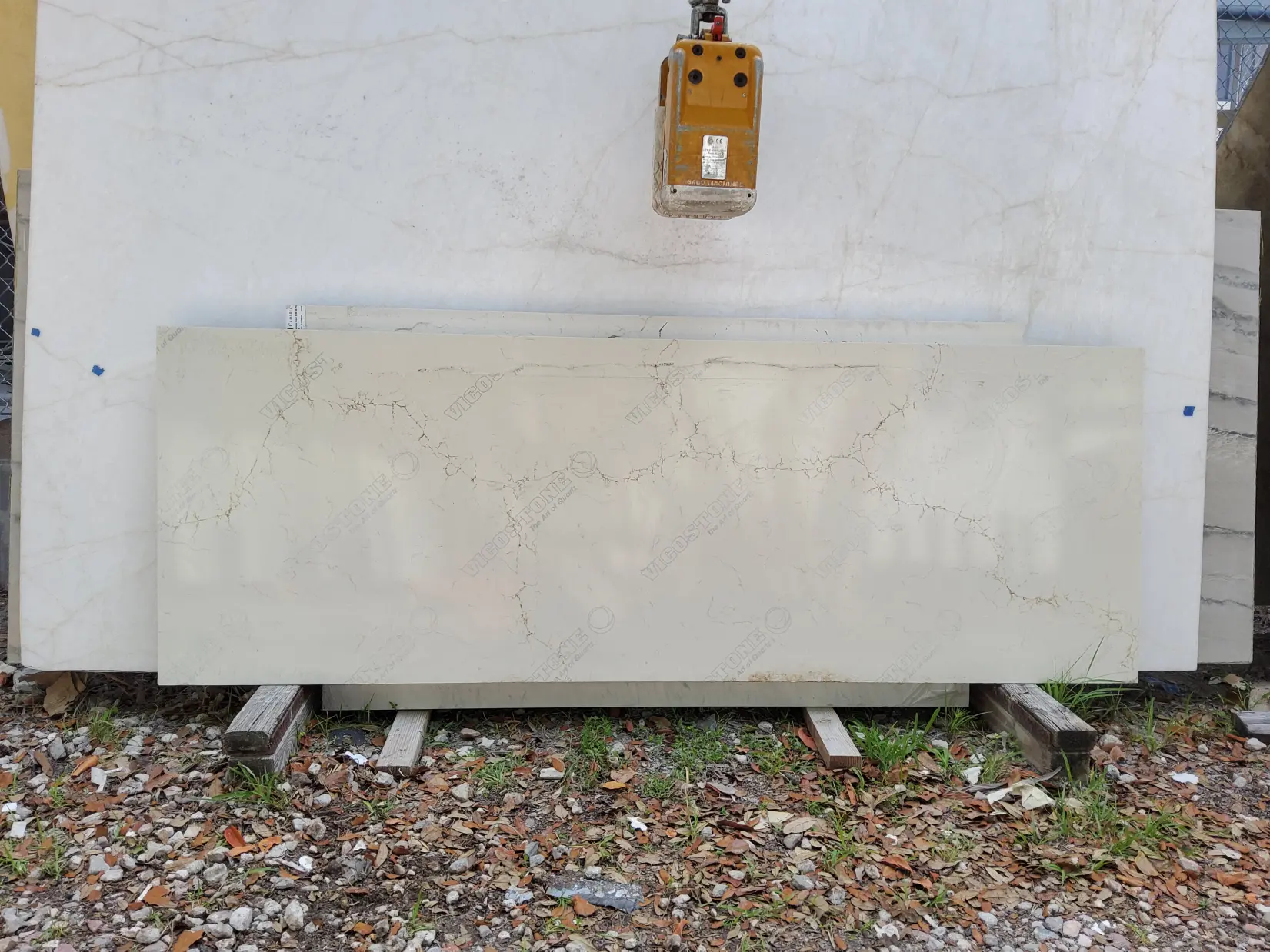 MISTERIO GOLD · Quartz · 3 cm · — · 93 1/2" x 32 3/4"