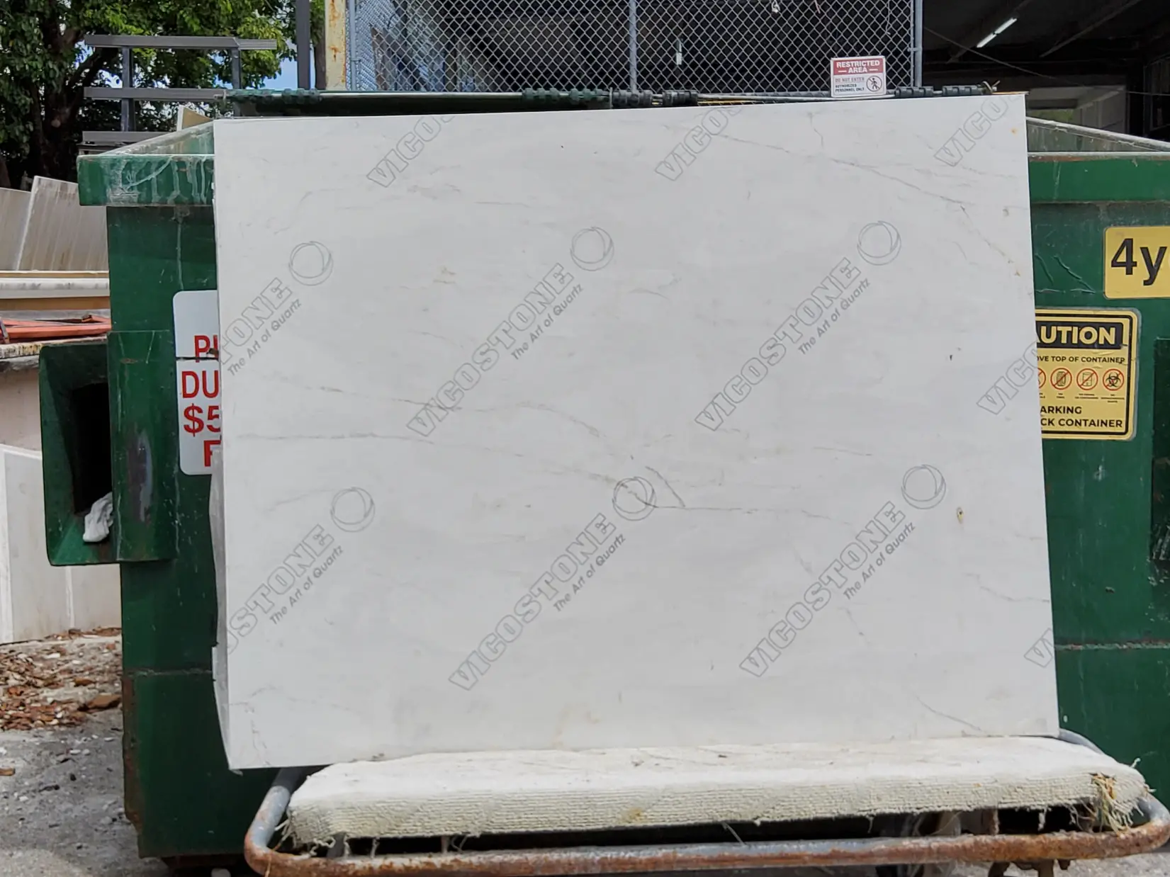 SIENA · Quartz · 3 cm · — · 47 1/2" x 37 1/2"