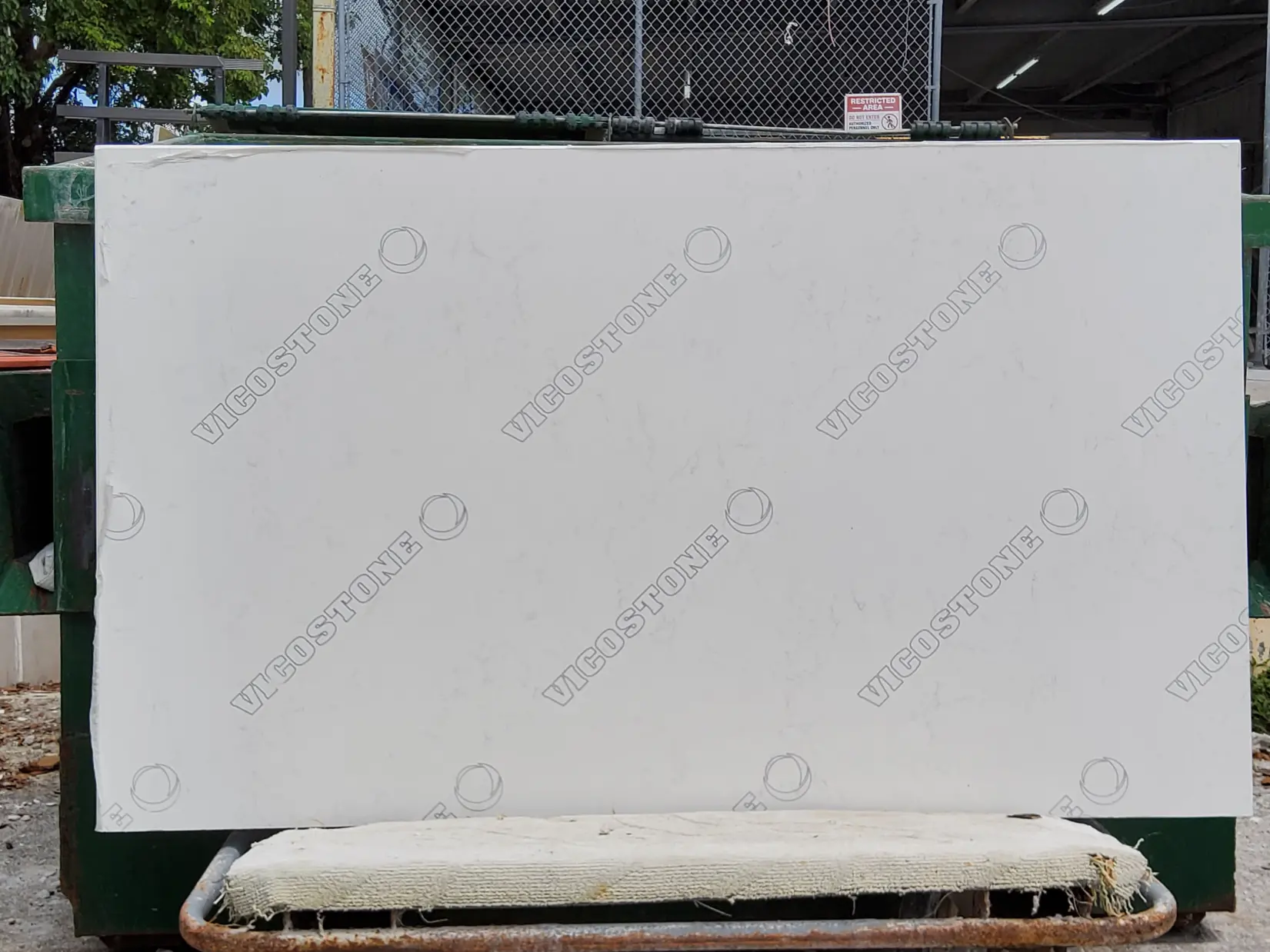 WHITE MOUNTAIN · Quartz · 3 cm · — · 63" x 37"