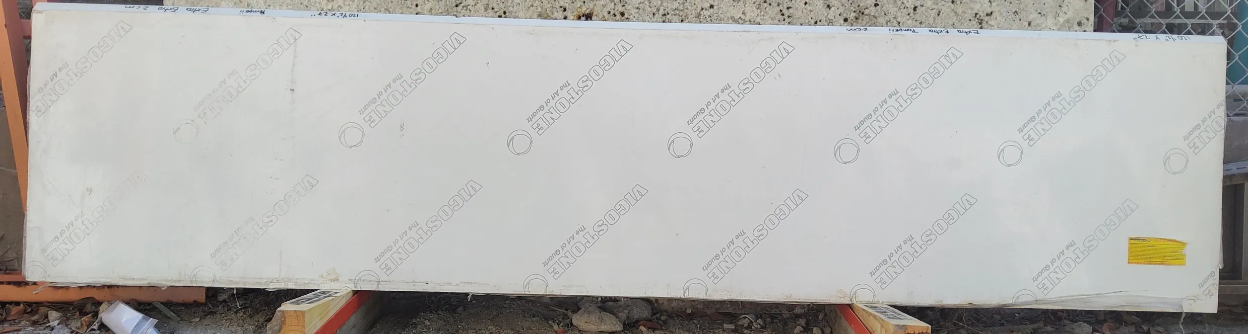 Pompeii Extra Extra White · Quartz · 2 cm · — · 120 1/2" x 27"