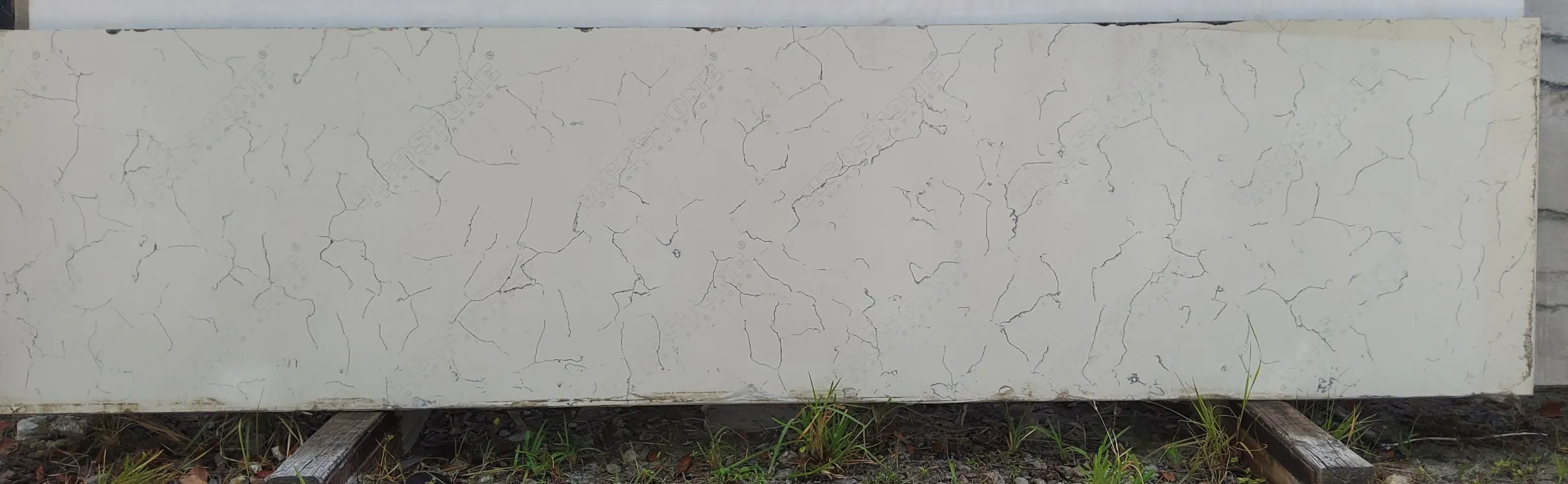 Pompeii White Lightning · Quartz · 3 cm · — · 120 1/2" x 29 1/2"