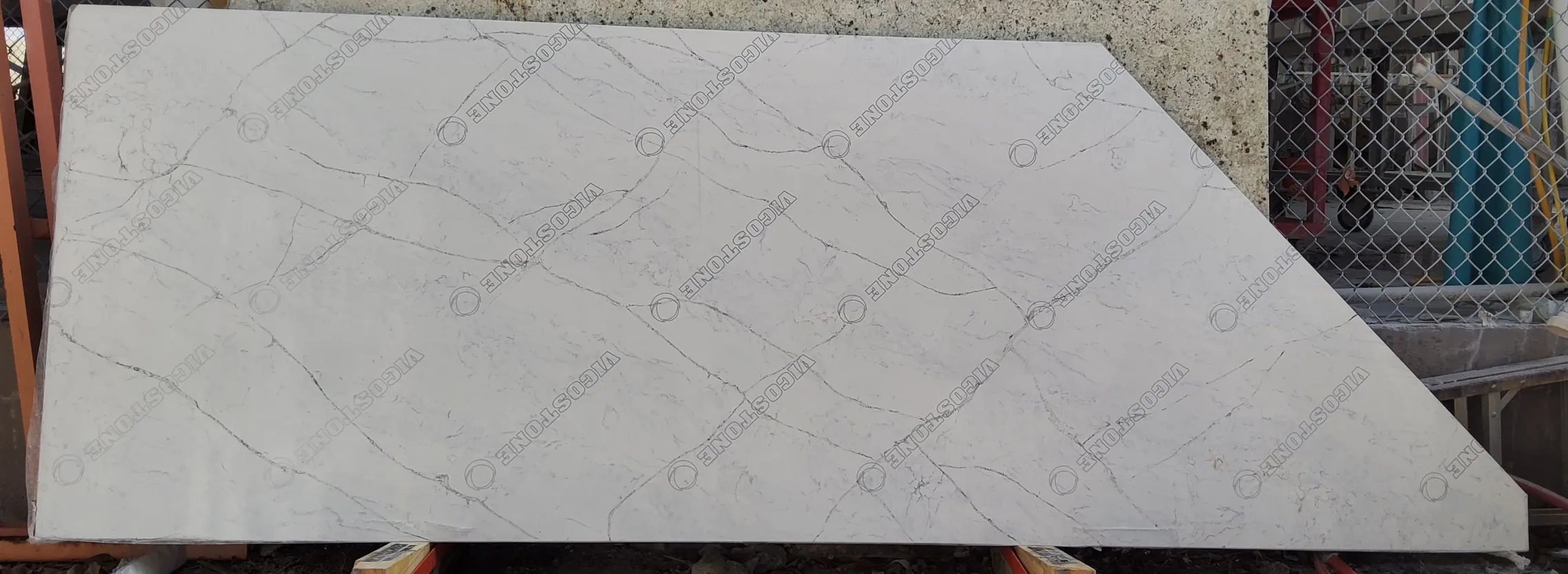 Pompeii Ocean Shore · Quartz · 3 cm · — · 91" x 45 1/4"