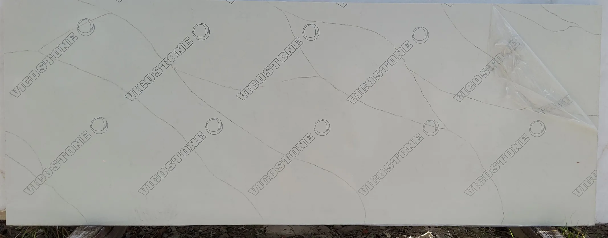 Pompeii Lincoln · Quartz · 3 cm · — · 91 1/2" x 34 3/4"