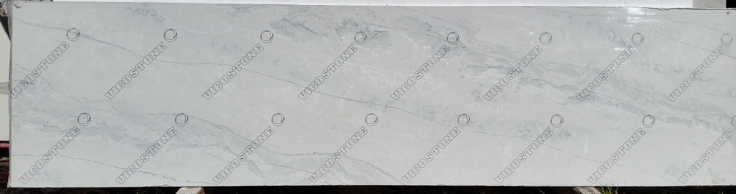 Pompeii Beryl · Quartz · 3 cm · — · 130" x 32"