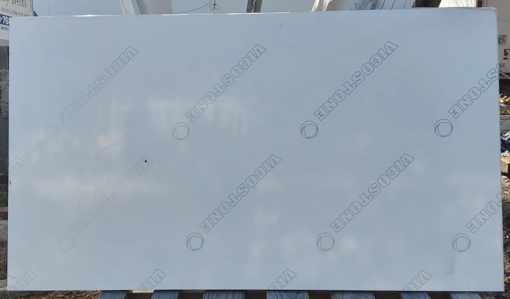 PURE WHITE · Quartz · 3 cm · — · 63 1/2" x 36"