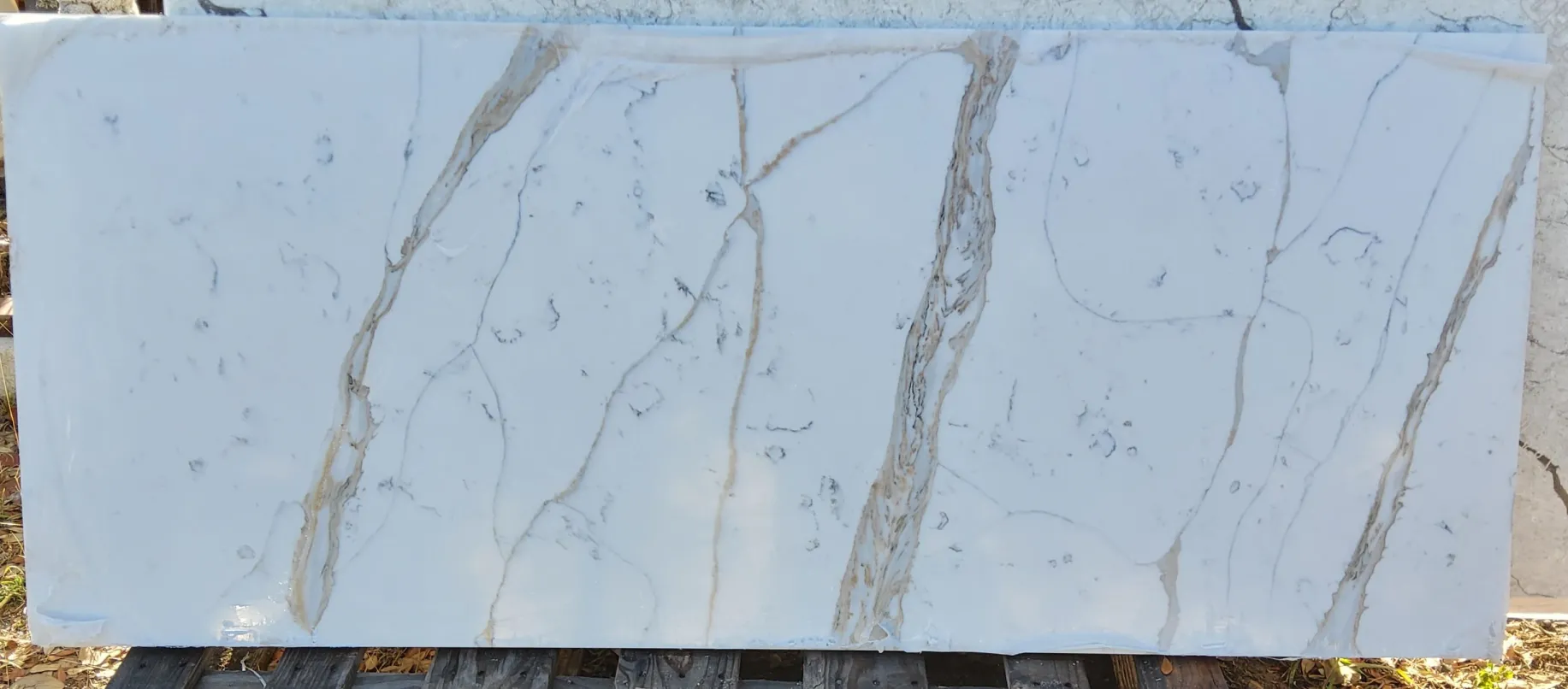 CALACATTA MONET GOLD · Quartz · 3 cm · — · 64" x 26 1/2"