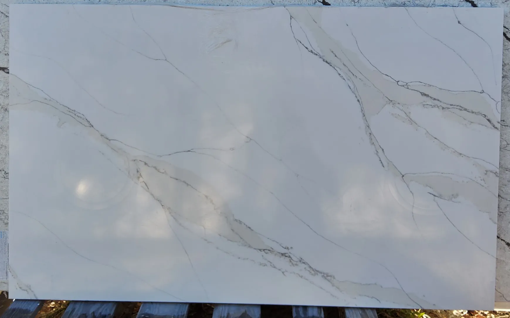 CALACATTA UNIT GOLD · Quartz · 3 cm · — · 54 1/2" x 33"